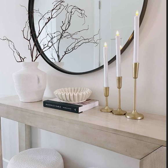 Hardcover "Magnolia Table" by Joanna Gaines - Picture 2 of 9